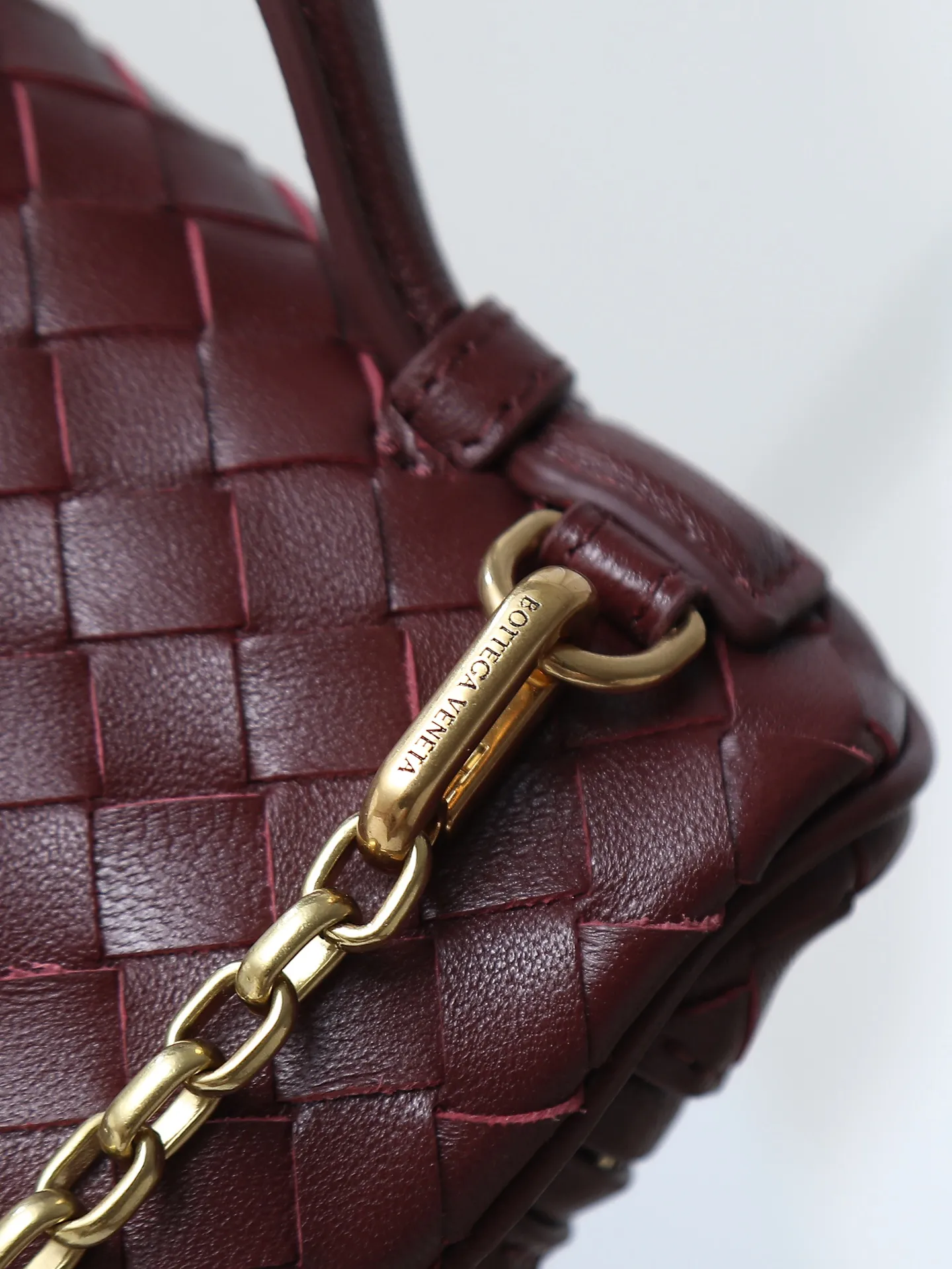 800. BOTTEGA VENETA2025 new women's small Soft Vanity bag adopts the classic Intrecciato weaving technique, inheriting the classics. The ring buckle design 😎 The light metal chain gives you a high-end sense of matching. The chain is removable, so you can wear it as a small bag ~ An elegant small bag that is perfect for participating in events. The overall body of the bag is as soft as marshmallow and can be easily kneaded, showing the strong toughness and high-end feel of the leather. The touch of sheepskin is so amazing. It is so healing when pinched! I have absolutely no resistance to small bags! ! ! Style number: 843800 Size: 19*14*3cm